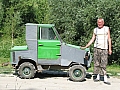 Pan Dobrowolski i jego samochód własnej konstrukcji. Fot. Piotr Jargusz
